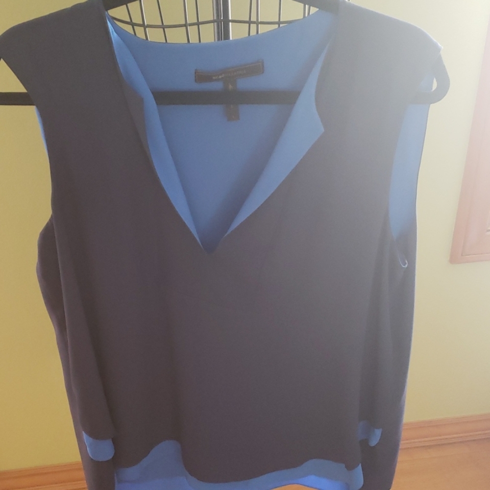 🧡$10 Bcbg large top blue two tone flowy top